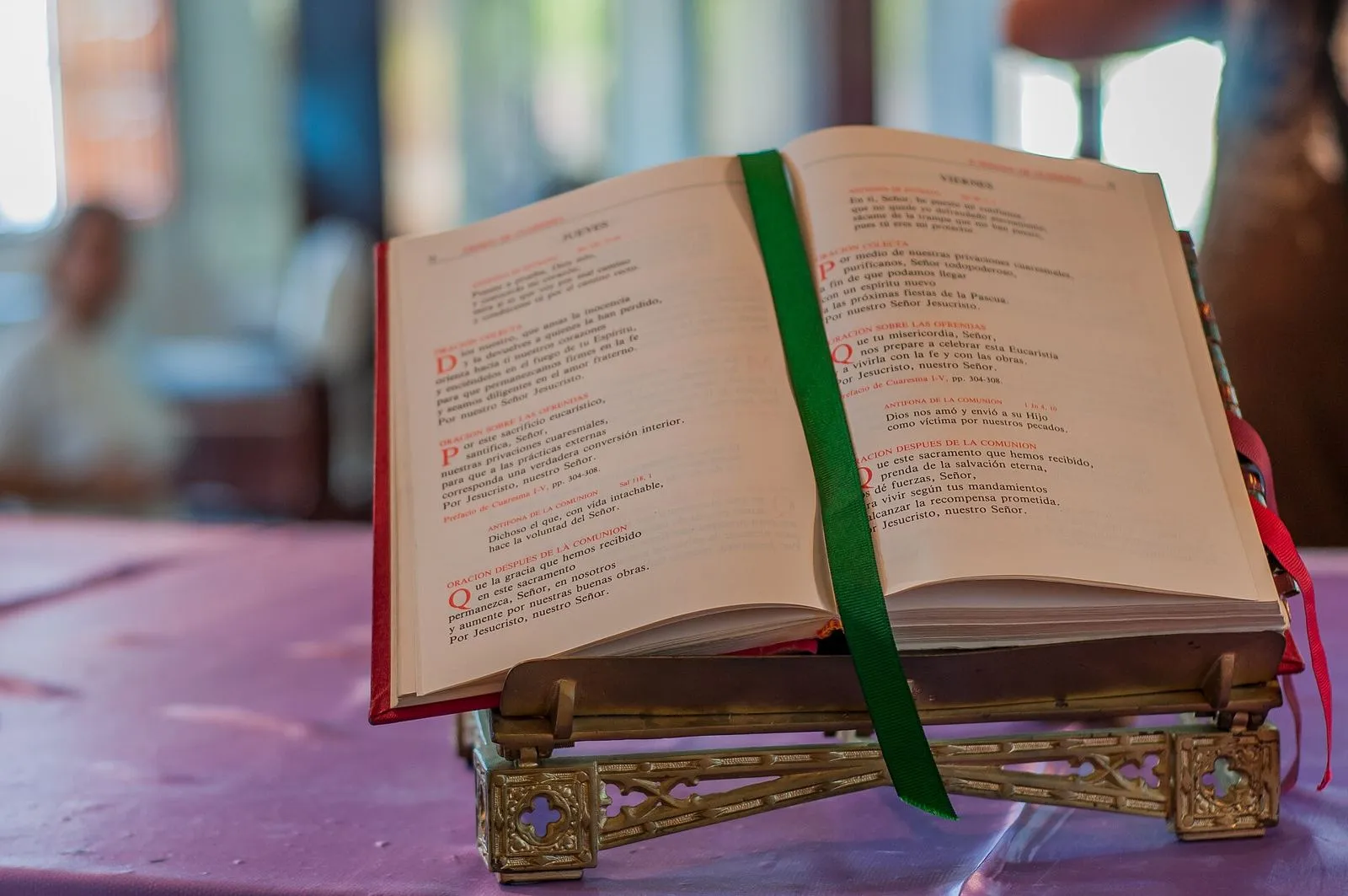 Biblia abierta sobre un atril en una iglesia de Altagracia (Venezuela)