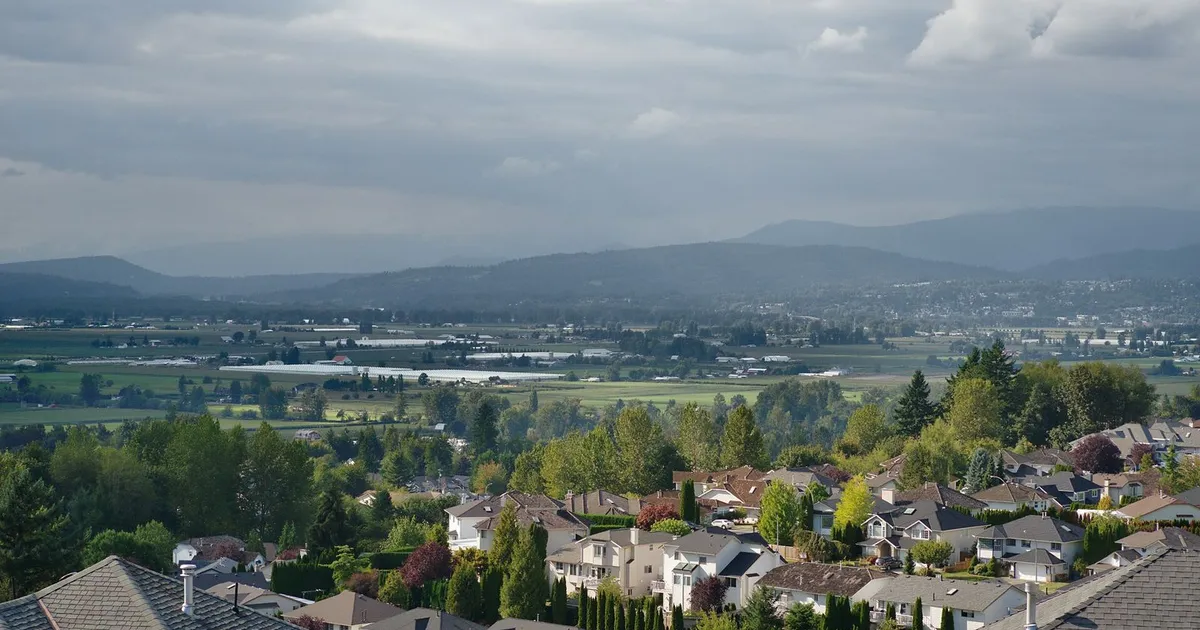 Vista de Abbotsford (Columbia Británica, Canadá) hacia las montañas