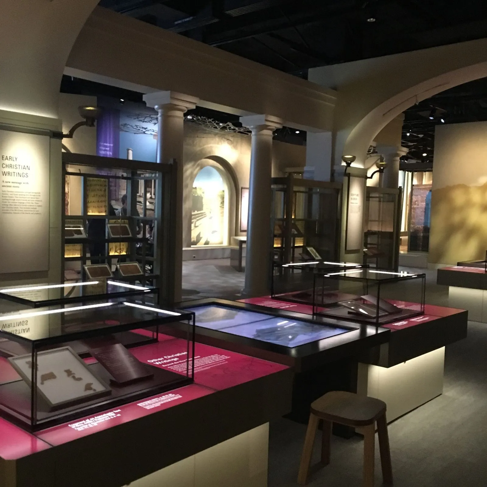 Sala de exposición del Museo de la Biblia en Washington D. C.