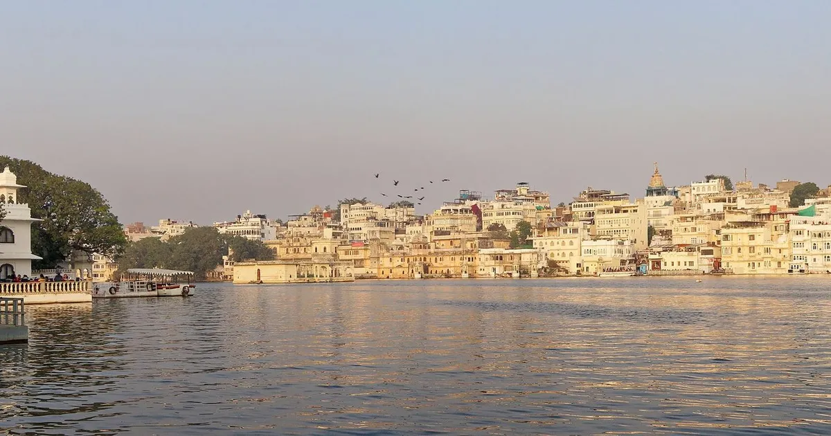 El lago Pichola y la ciudad de Udaipur, en Rajastán (India)