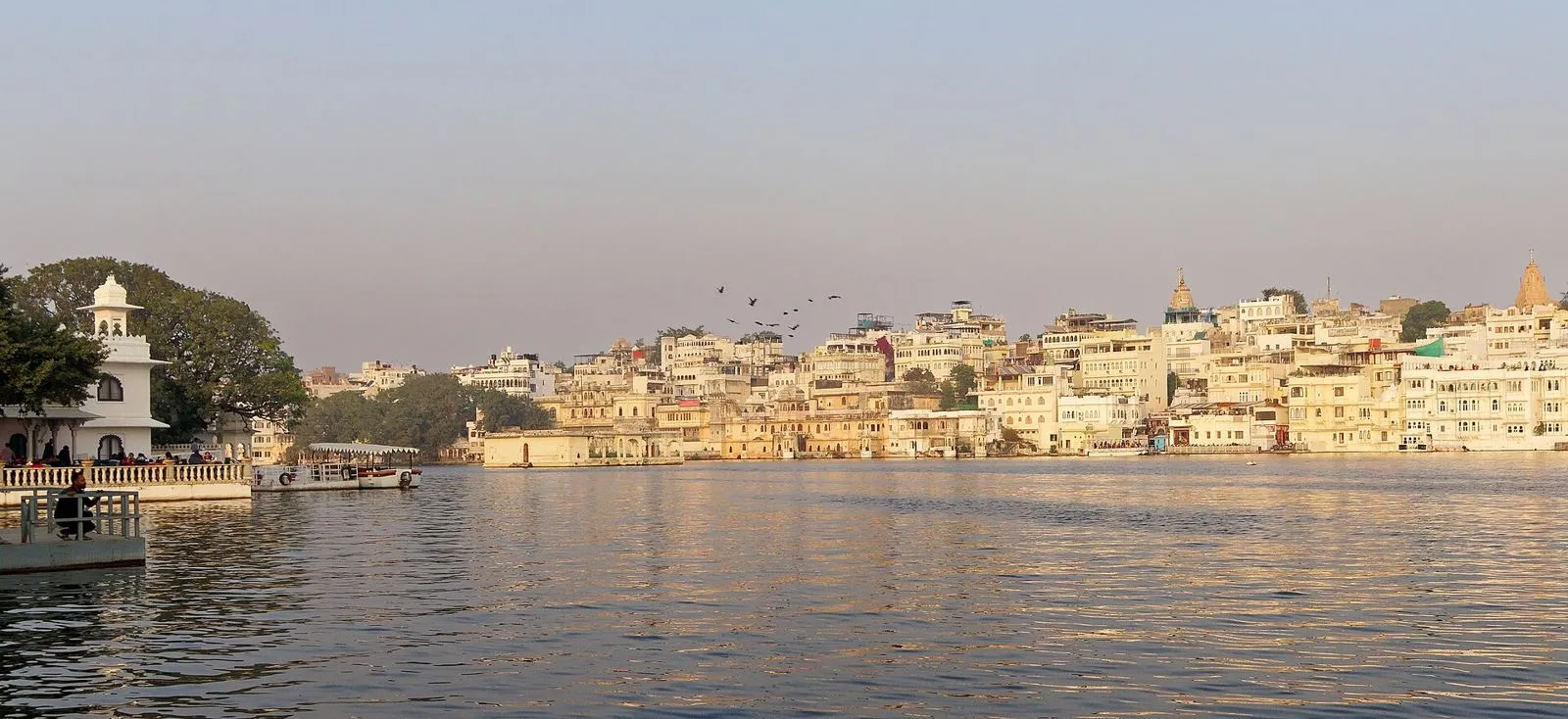 El lago Pichola y la ciudad de Udaipur, en Rajastán (India)