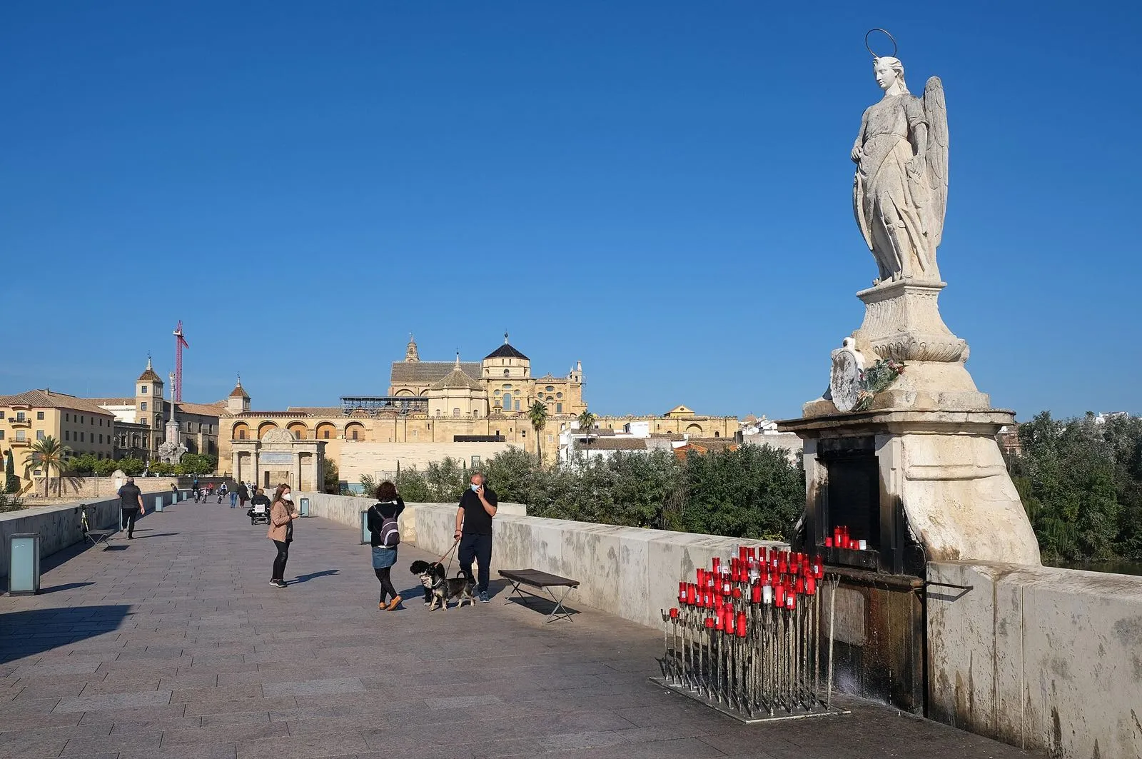 Puente romano de Córdoba con el triunfo de San Rafael