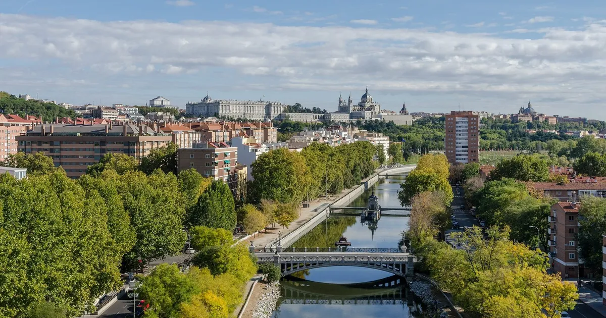 Vista del río Manzanares con el Palacio Real y la catedral de la Almudena al fondo, desde el teleférico de Madrid (imagen ilustrativa, 2011)