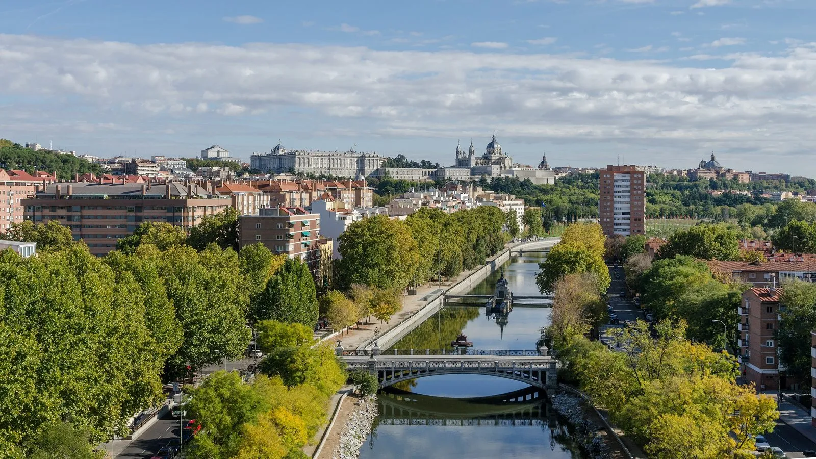 Vista del río Manzanares con el Palacio Real y la catedral de la Almudena al fondo, desde el teleférico de Madrid (imagen ilustrativa, 2011)