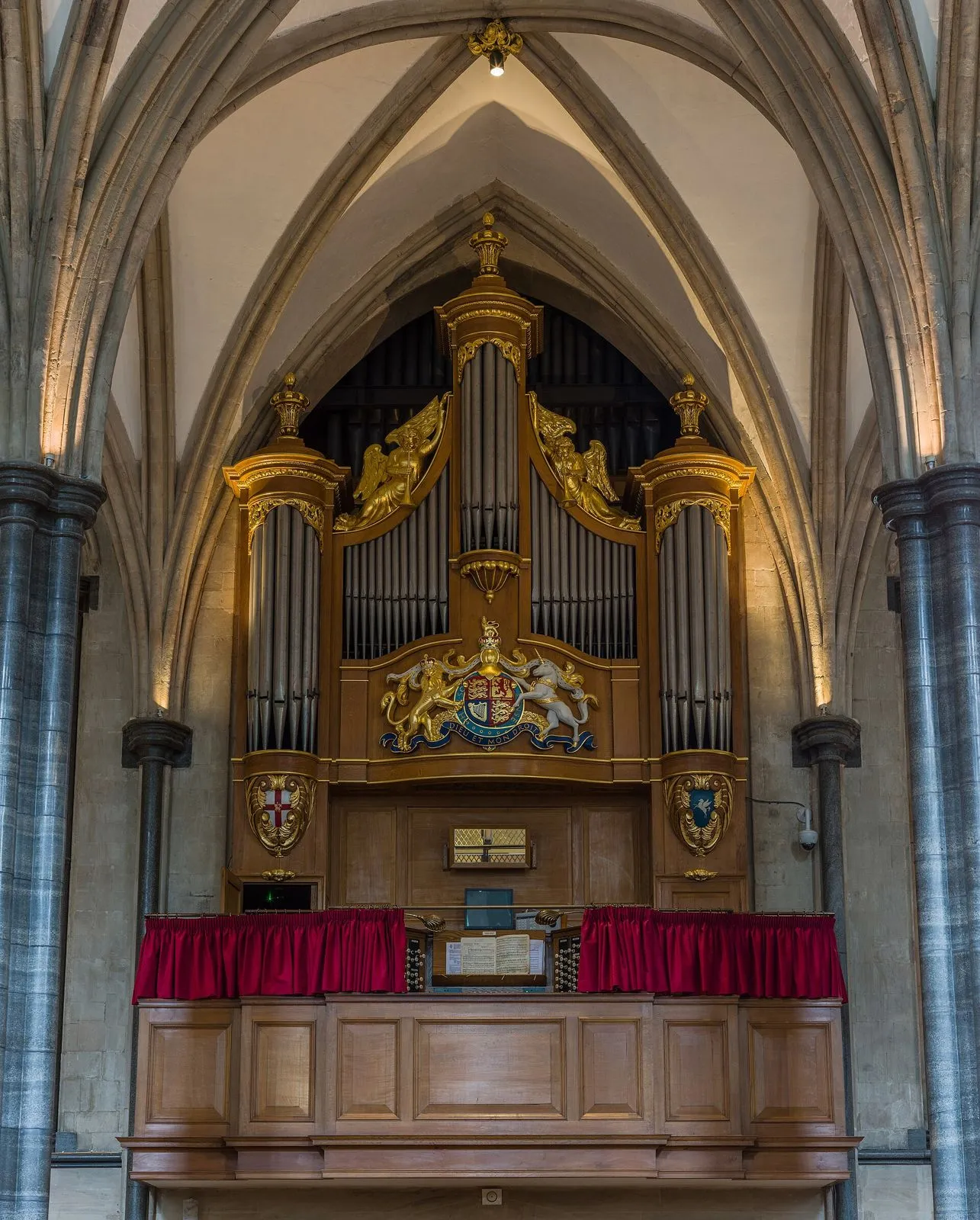 Órgano de tubos dorado en el interior de la Temple Church de Londres