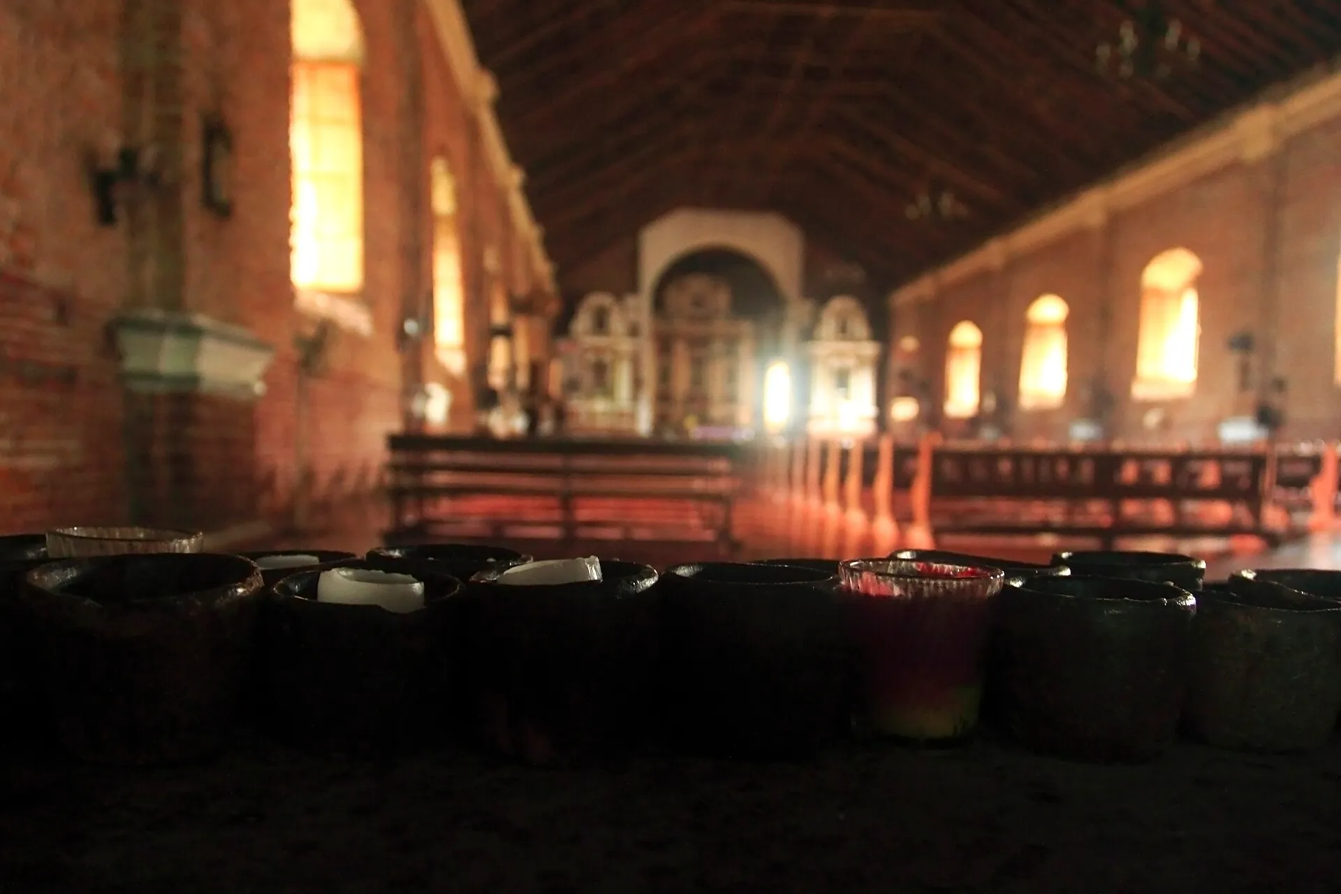 Velas de oración encendidas en una iglesia (imagen ilustrativa, Sarrat, Filipinas, 2011)