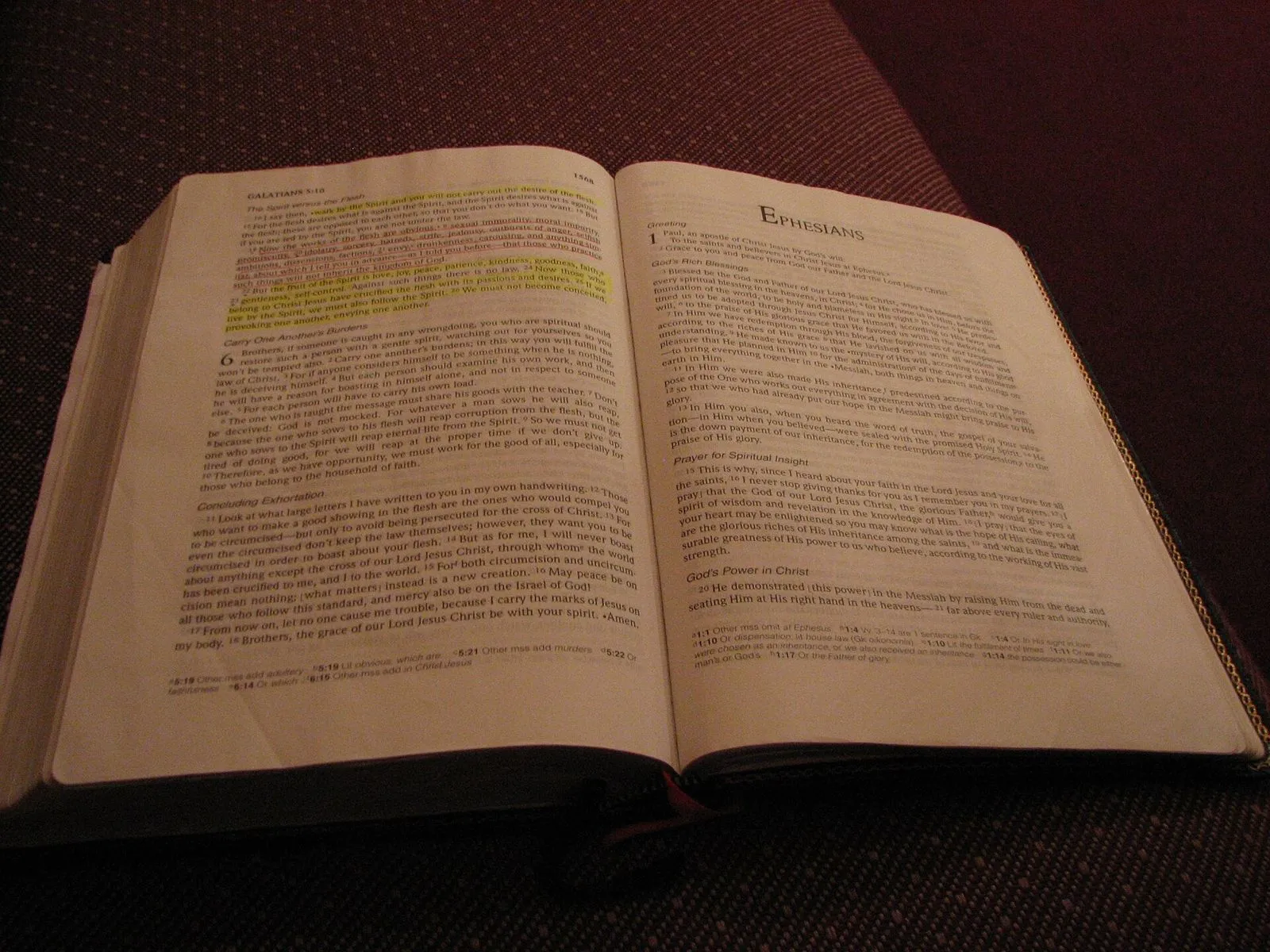 Biblia abierta sobre una mesa, iluminada con luz cálida