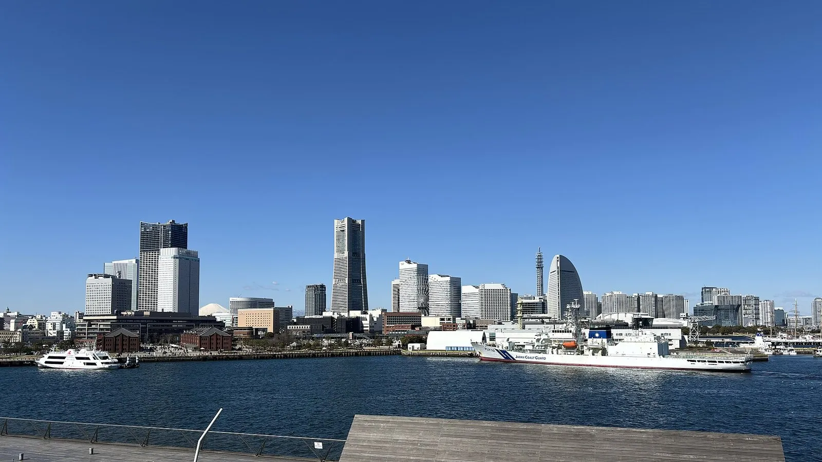 Vista diurna del distrito Minato Mirai 21 de Yokohama (Japón) desde el muelle de Ōsanbashi (imagen ilustrativa, 2024)