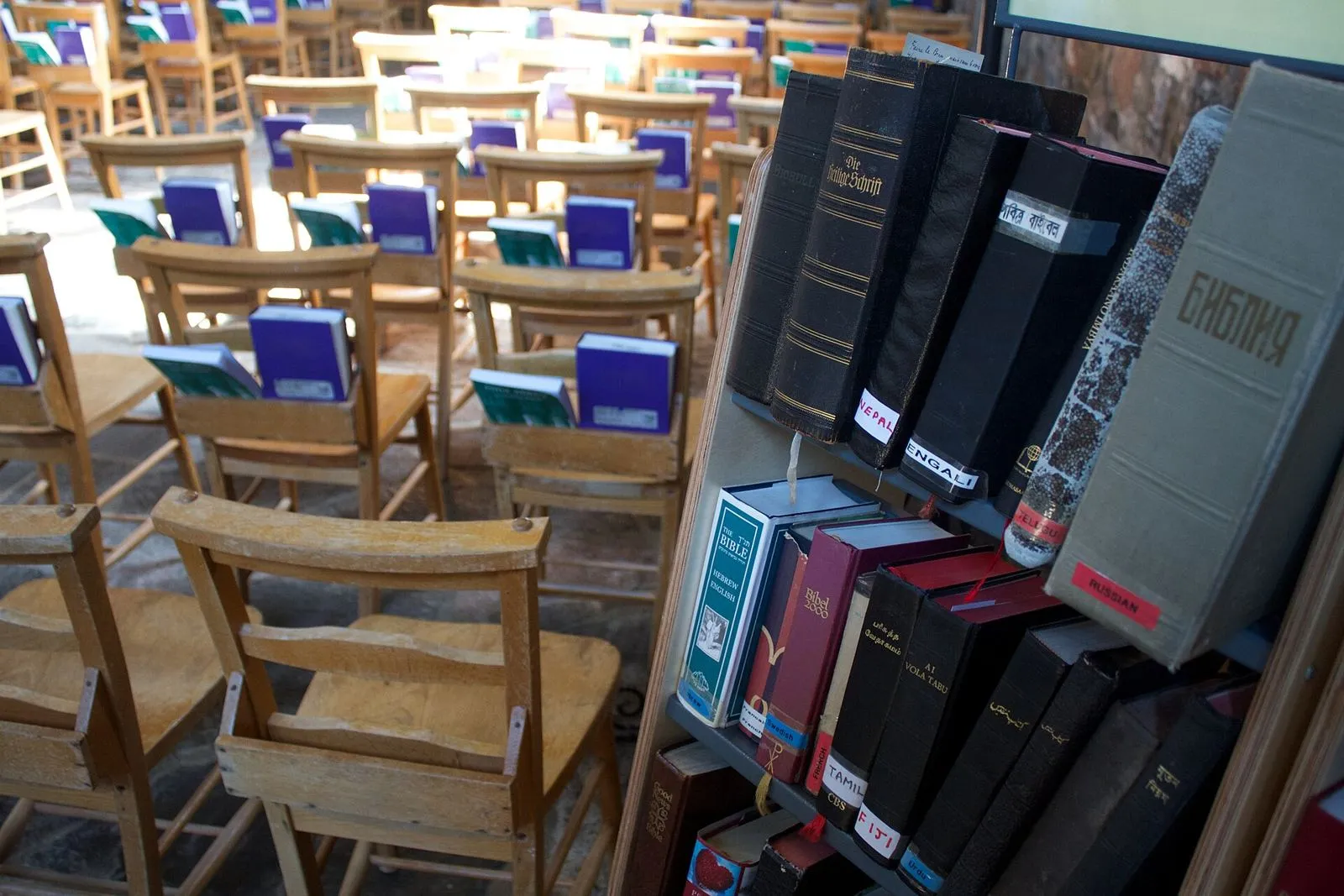 Biblias en distintos idiomas en una estantería de la abadía de Iona (Escocia)