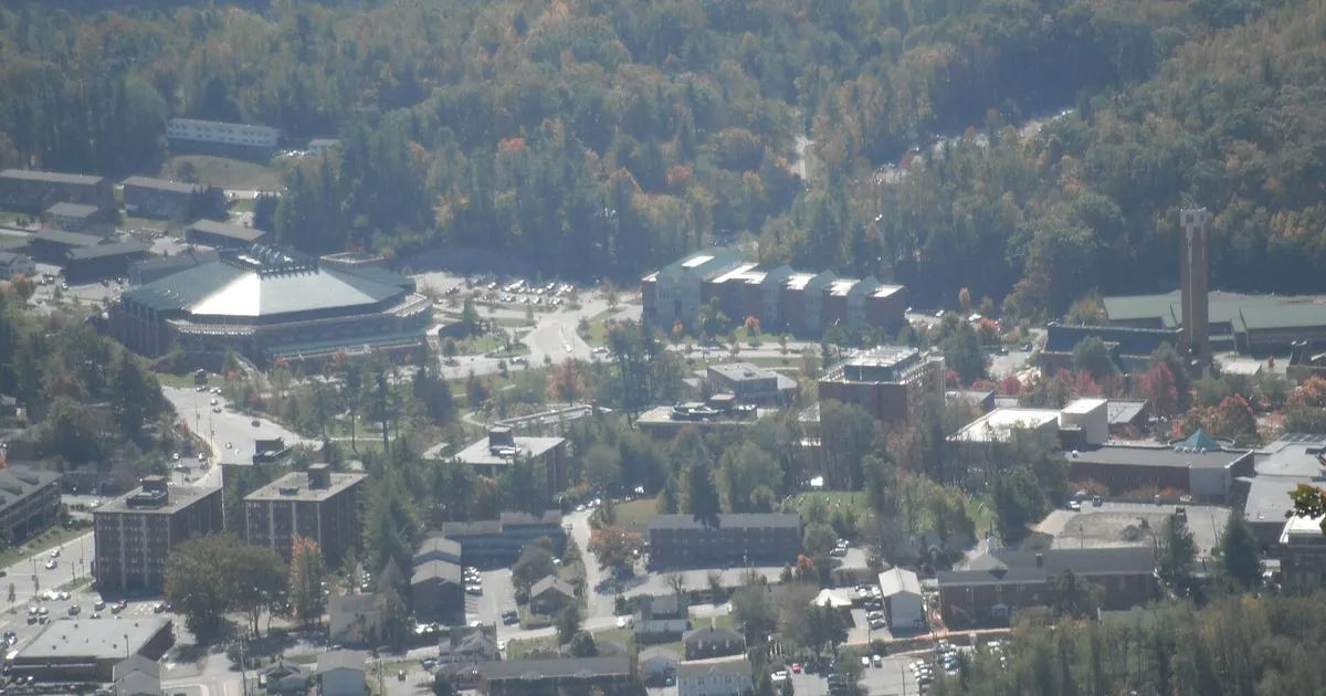 Vista de Boone y el campus de Appalachian State University desde Howard's Knob
