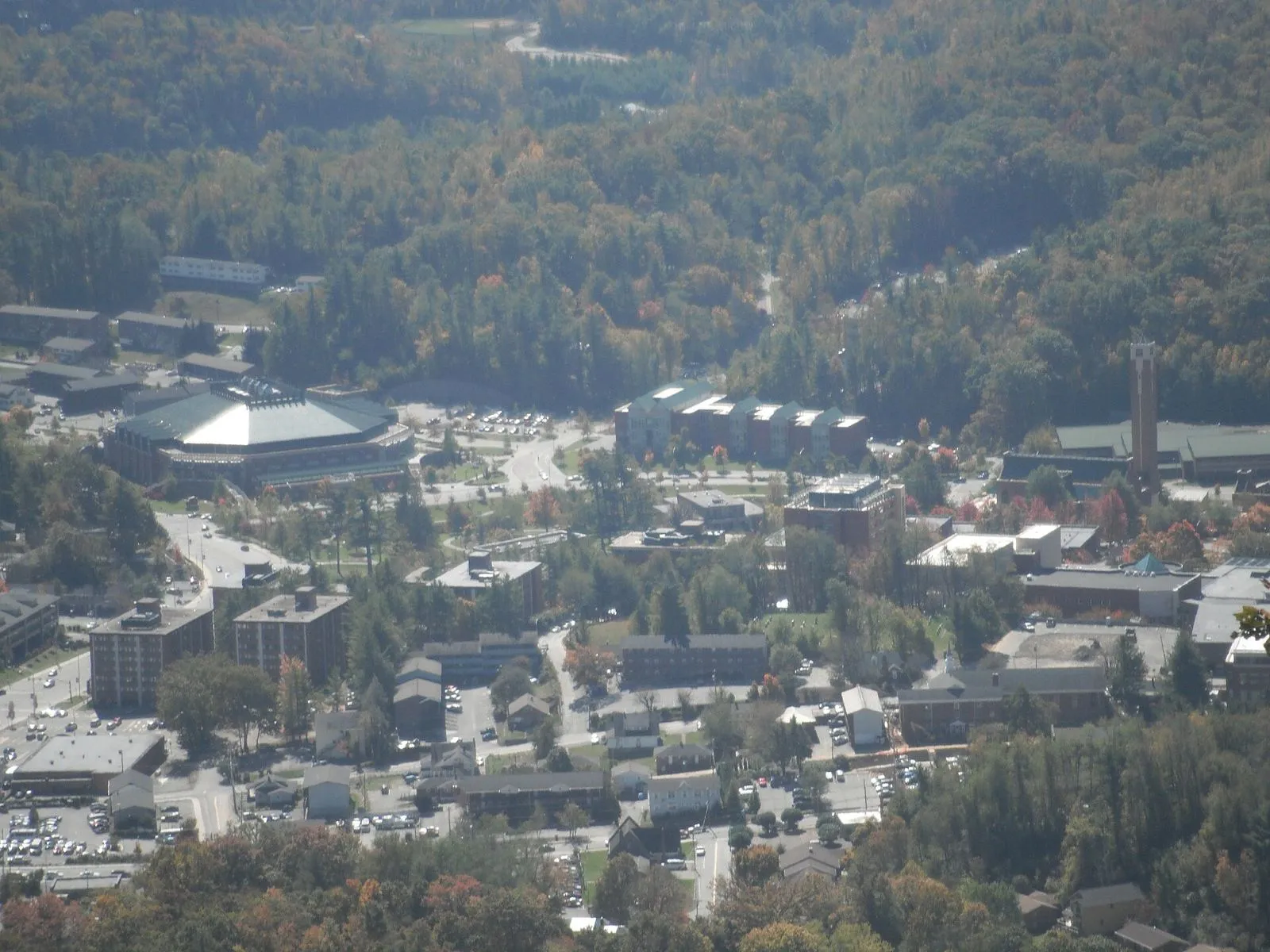 Vista de Boone y el campus de Appalachian State University desde Howard's Knob